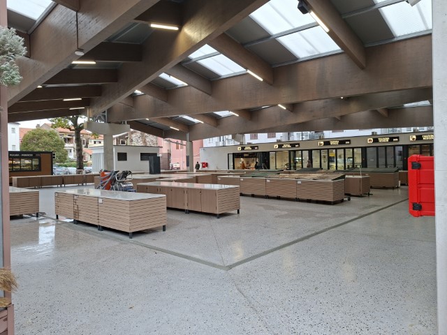 Na umaškoj tržnici Zdravko Čolić pjeva: Produži dalje!